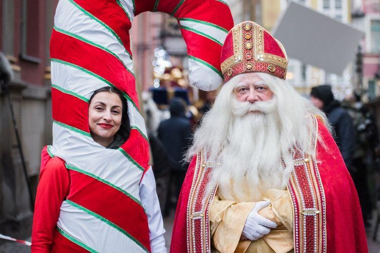 Czy wierzycie w św. Mikołaja? Olaf Lubaszenko wcielił się w tę postać na planie filmowym w Gdańsku. Obok landrynkowa panienka