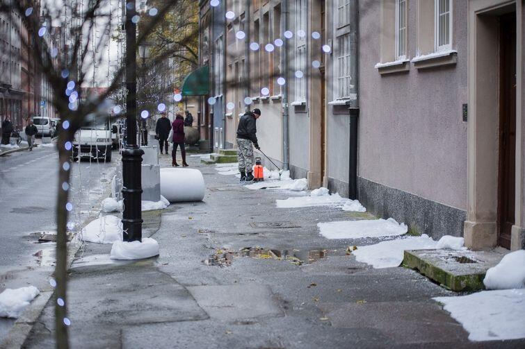 Śnieg z rolki. Ulica Ogarna przygotowywana do zimowego ujęcia