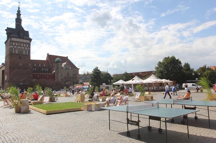 W 2013 roku Targ Węglowy, za sprawą pomysłu Instytutu Kultury Miejskiej, zmienił się w przyjazną, zieloną przestrzeń miejską, gdzie można było spotkać się z rodziną i znajomymi, zjeść śniadanie na trawie, pograć w badmintona, poczytać czy posłuchać muzyki