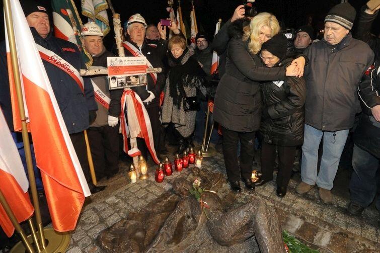 Rodzina przy pomniku Antoniego Browarczyka na Targu Rakowym w Gdańsku. Browrczyk został zastrzelony przez MO 17 grudnia 1981 roku. Miał 20 lat 