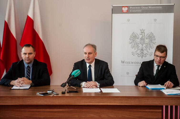 Wojewoda Pomorski Dariusz Drelich (w środku) może, z nadania PiS, jednoosobowo ustalać nazwy ulic. W środę zrobił to na konferencji prasowej. Wsparcia udzielają mu dr Karol Nawrocki, dyrektor MIIWŚ (po lewej) oraz dr Mirosław Golon, szef IPN w Gdańsku