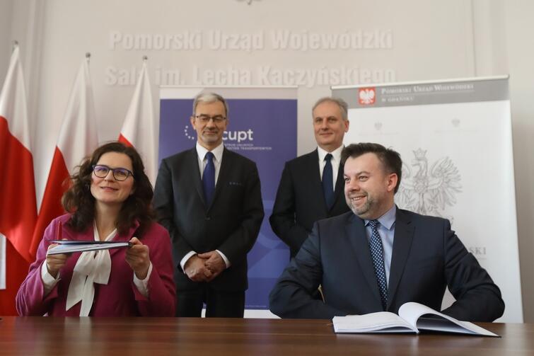 Zastępca prezydenta Gdańska Aleksandra Dulkiewicz, wspólnie z Przemysławem Gorgolem z Centrum Unijnych Projektów Transportowych podpisali umowę na dofinansowanie Gdańskiego Projektu Komunikacji Miejskiej