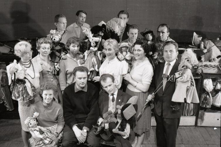 Twórcy spektakli 'Bo w Mazurze taka dusza' z lalkami zaprojektowanymi przez Alego Bunscha. 1962 rok