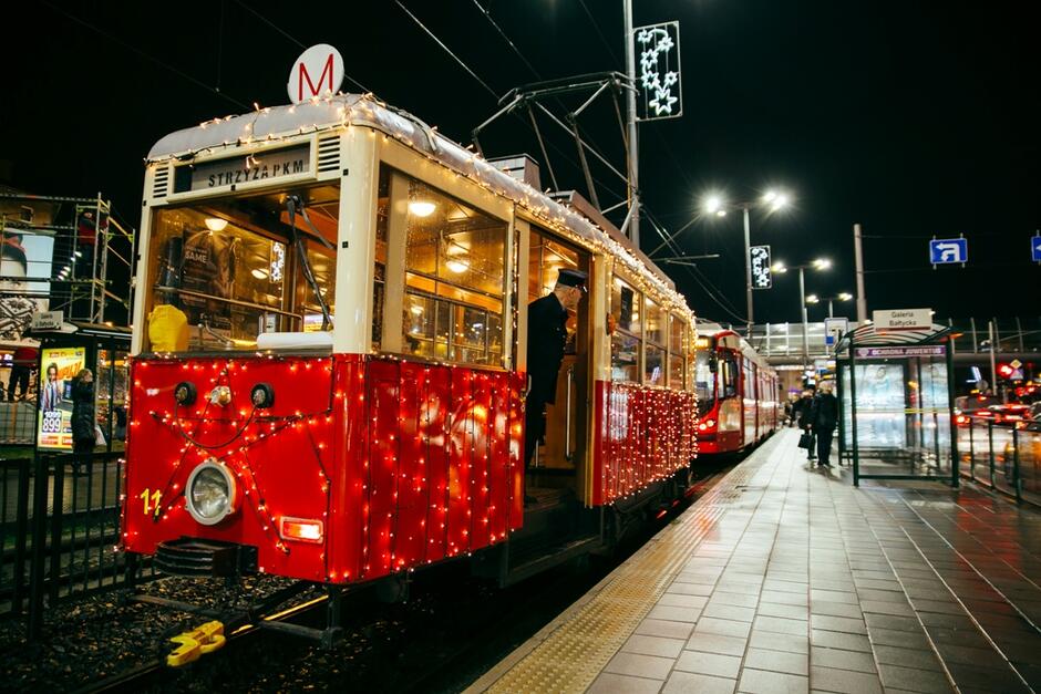 Świąteczny tramwaj będzie kursował w dniach 19-23 oraz 27-29 grudnia 2017 r. 