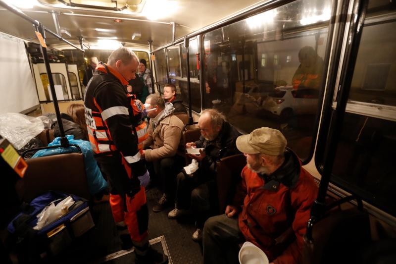 Nz. Autobus SOS jeździ po Gdańsku od godz. 20 do 24. Osoby bezdomne mogą się w nim ogrzać, zjeść, przebrać a ratownik medyczny opatrzy im rany