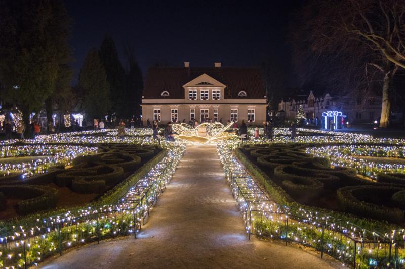 Odwiedzając Oliwski Ratusz Kultury warto zajrzeć też do Parku Oliwskiego, gdzie znów rozbłysły przepiękne świetlne iluminacje