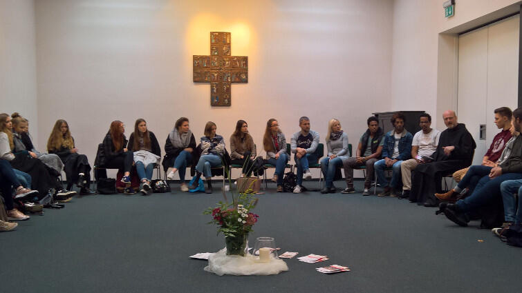 Niemieccy chrześcijanie uczą polską młodzież, że trzeba pomagać uchodźcom. W klasztorze benedyktynów pod Lubeką pomagają azylantom z Erytrei