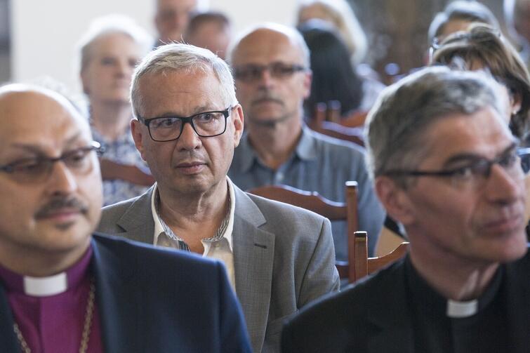 Jakub Szadaj podczas gdańskich obchodów 500-lecia Reformacji (pośrodku, w drugim rzędzie) 