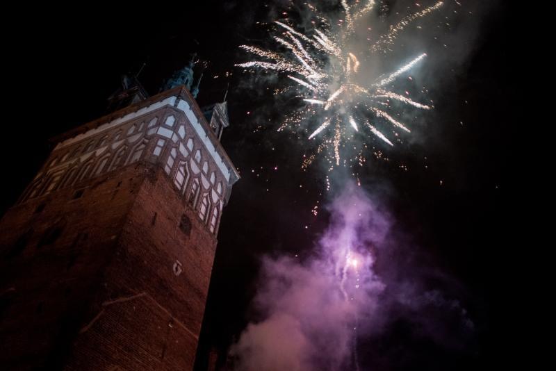 Tysiące gdańszczan powitało Nowy Rok na Targu Węglowym, podczas Gdańskiej Nocy Sylwestrowej 2016/2017