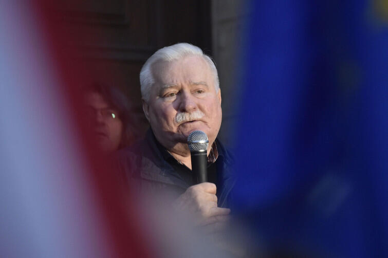 Lech Wałęsa przemawia przed gdańskim Sądem Rejonowym w czasie protestu przeciw ustawom PiS łamiącym zasadę trójpodziału władzy 