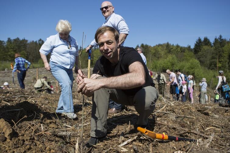 Maciej Lorek, dyrektor Wydziału Środowiska UMG, podczas akcji sadzenia lasu w Matemblewie (maj 2016 r.)