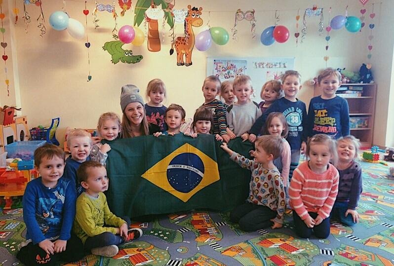 Wolontariuszka z Brazylii z dziećmi w gdańskim przedszkolu Preludium