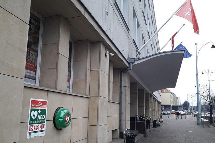 Nz. defibrylator zainstalowany na ścianie budynku Urzędu Miasta Gdańsk przy ul. Nowe Ogrody