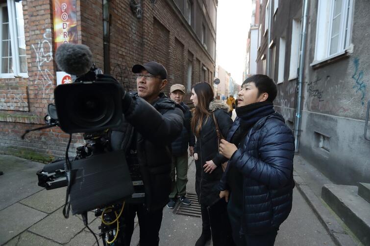 Ekipa japońskiej telewizji publicznej NHK odwiedziła Gdańsk, żeby nakręcić film o mieszkańcach. Materiał ukaże się w programie 'Sekai Fureai Machi Aruki' ('Spacer po miastach świata i poznawanie ludzi'), który zostanie wyemitowany w grudniu 2017 roku w anglojęzycznym międzynarodowym kanale. - Jedzenie cudo, a mieszkańcy niezwykle przyjaźni - mówił o Gdańsku reżyser, pan Katayama