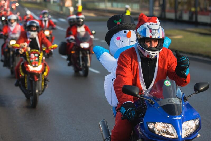 Mikołaje na Motocyklach to akcja zbiórki pieniędzy na obiady dla potrzebujących dzieci 