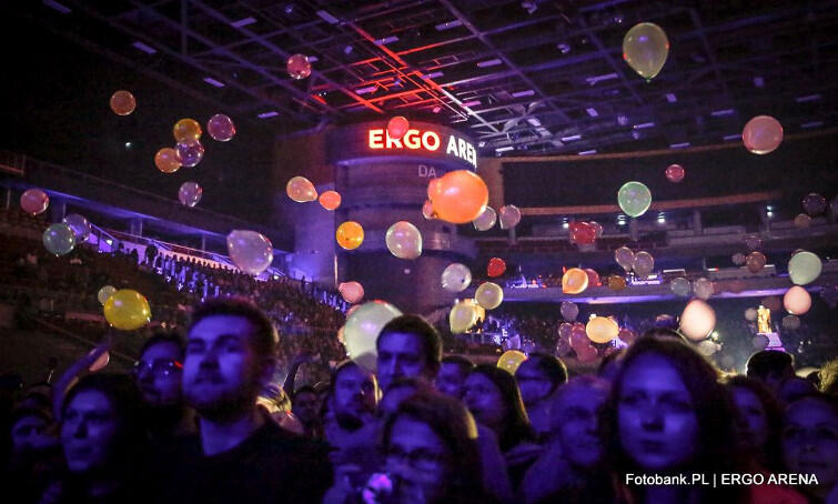 99 luftbalons. Na początku koncertu przed sceną pojawiło się mnóstwo ludzi z balonami. Nosowska, gdy weszła na scenę, powiedziała: - Jejku, jakie duże pomieszczenie! 