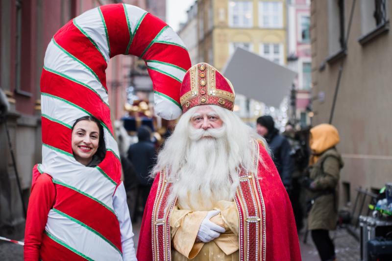 W Gdańsku jeszcze przed Mikołajkami można było spotkać Świętego Mikołaja, w którego wcielił się sam Olaf Lubaszenko. Nie była to jednak atrakcja świąteczna dla mieszkańców, a plan zdjęciowy filmu 'Miłość jest wszystkim'