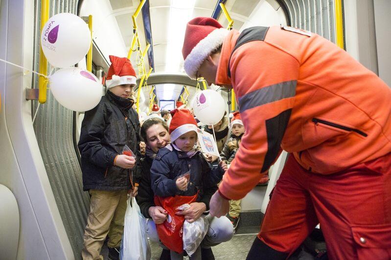 Nz. Mikołaj w tramwaju to atrakcja przede wszystkim dla najmłodszych. Dorośli mogą w mikołajkowym tramwaju zarejestrować się dziś jako dawcy szpiku i organów