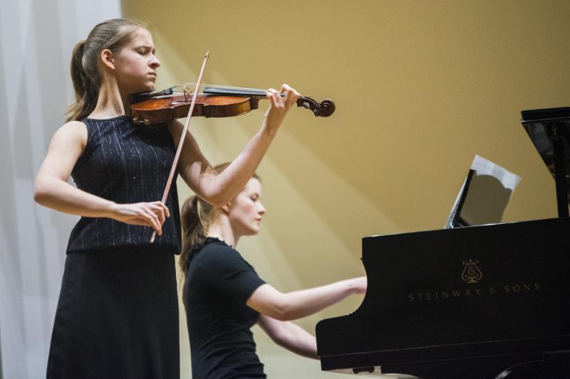 Małgorzata Kucharek (skrzypce) i mgr Krystyna Stojek (fortepian) podczas koncertu jubileuszowego wykonały utwór patrona szkoły Henryka Wieniawskiego - Polonez D-dur