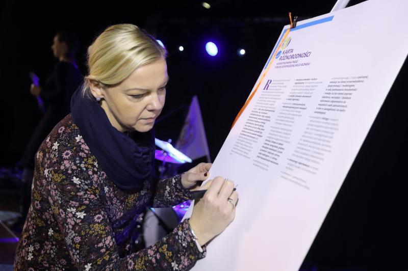 Dyrektor MOPR Małgorzata Niemkiewicz podpisuje Kartę Różnorodności