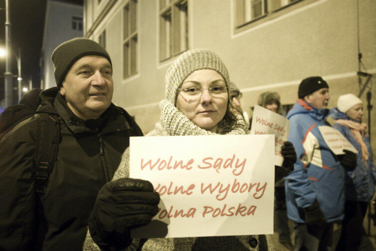 - Trzy razy W, to jest to, czego żądamy - mówią protestujący. - Wolne sądy, Wolne wybory, Wolna Polska