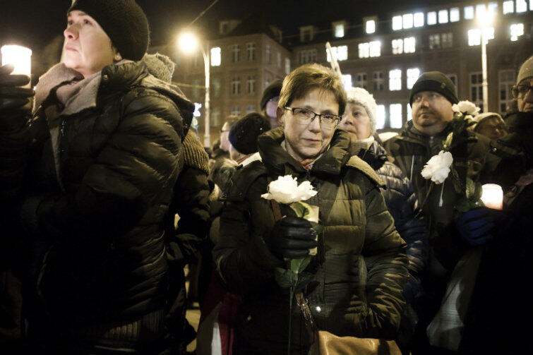 Część osób, które stanęły pod gdańskim sądem, miała ze sobą białe róże - wcześniej były bowiem przy Studni Neptuna, na happeningu Solidarność Białych Róż