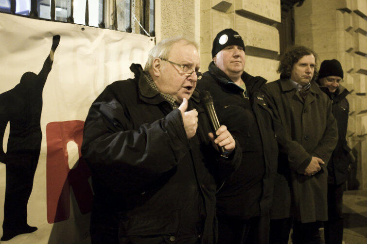 Aleksander Hall przemawia podczas protestu pod Sądem Okręgowym w Gdańsku. Niedziela, 10 grudnia 2017 r.