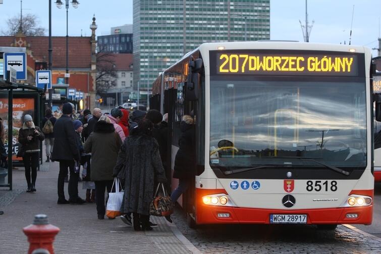 Poniedziałek, 1 stycznia 2018 r. przy dworcu kolejowym Gdańsk Główny. Nowy przewoźnik i nowe autobusy w akcji - tutaj: linia 207 do Pruszcza Gdańskiego