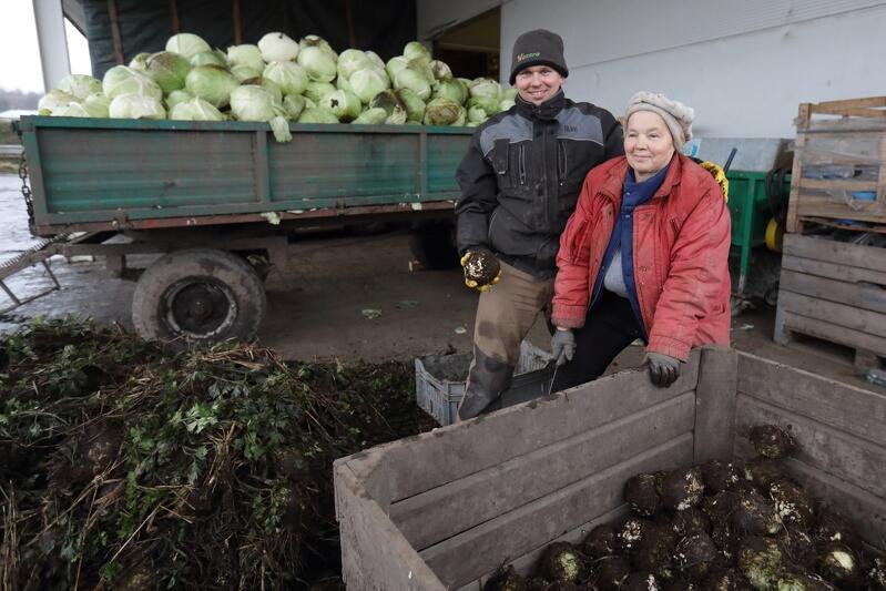 Paweł Mikołajczyk ze swoją mamą Ireną: - Ma 75 lat, a jeszcze jej w pracy nie dogonisz