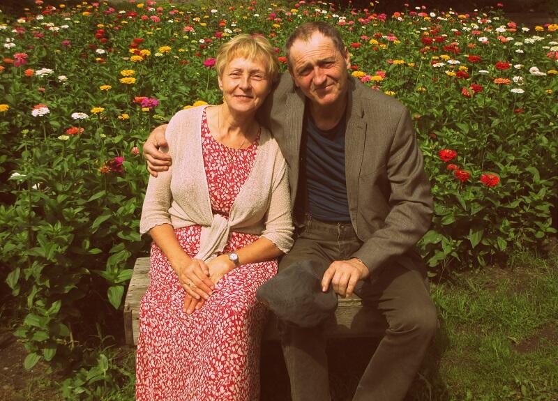 Teresa i Mirosław Zielińscy pozują na tle swojego ogrodnictwa w pełni rozkwitu