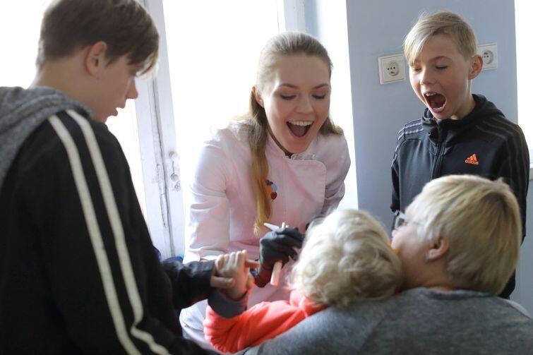 Stomatolog Joanna Perlińska robi dzieciom Dzieżyców przegląd zębów w Centrum Wsparcia Imigrantów i Imigrantek w Gdańsku