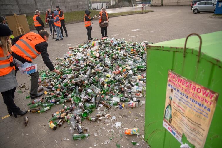 Kiedy opróżniono wszystkie kontenery z Targu Węglowego, rozpoczęto rozbijanie butelek i wyciąganie z nich karteczek z nazwiskami potencjalnych zwycięzców