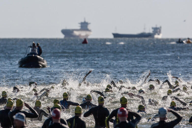 Pralka, czyli wspólne wejście do wody setek triathlonistów w Gdyni podczas zawodów Herbalife