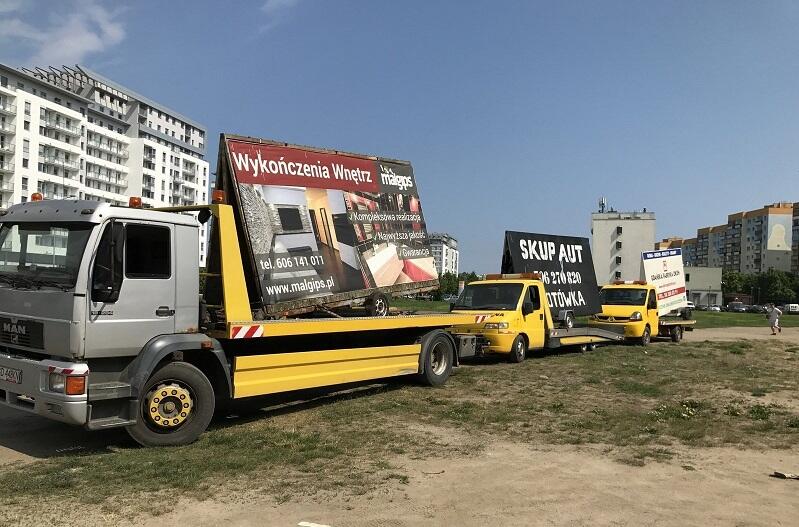 Nielegalnie ustawione reklamy na lawetach w pasie drogowym w Gdańsku to już przeszłość, zdjęcie z usuwania nielegalnie ustawionych lawet