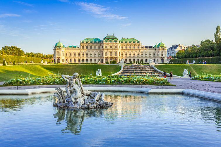 Dzięki połączeniu z Wiedniem będzie można zwiedzić m.in. schloss [tł:. zamek] Belvedere nad pięknym, modrym Dunajem
