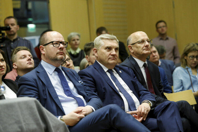 W czasie debaty - od lewej: prezydent Gdańska Paweł Adamowicz, prezydent Białegostoku Tadeusz Truskolaski i prezydent Lublina Krzysztof Żuk