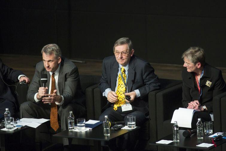 Timothy Snyder (z lewej) oraz Norman Davies (w środku) w Gdańsku na debacie w ECS w maju 2015 roku poświęconej dziedzictwu II wojny światowej. Po prawej dziennikarka Judy Dempsey