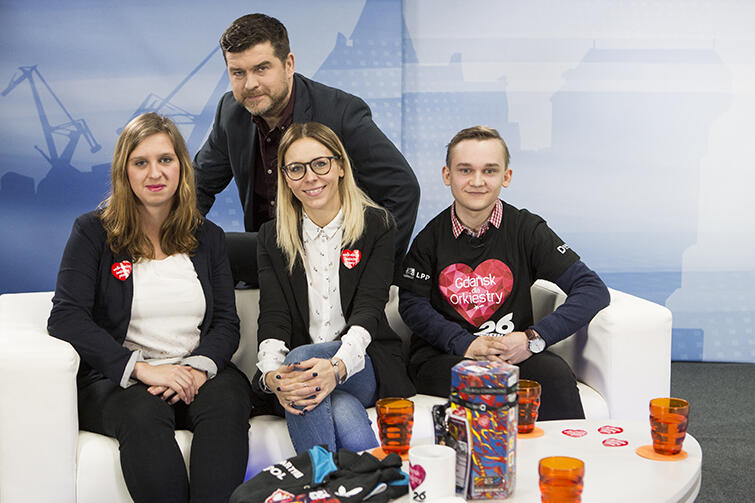 Od lewej: Marta Kurek, Agnieszka Buczyńska i Kamil Harastowicz. Za nimi prowadzący program 'Wszystkie Strony Miasta' - Roman Daszczyński