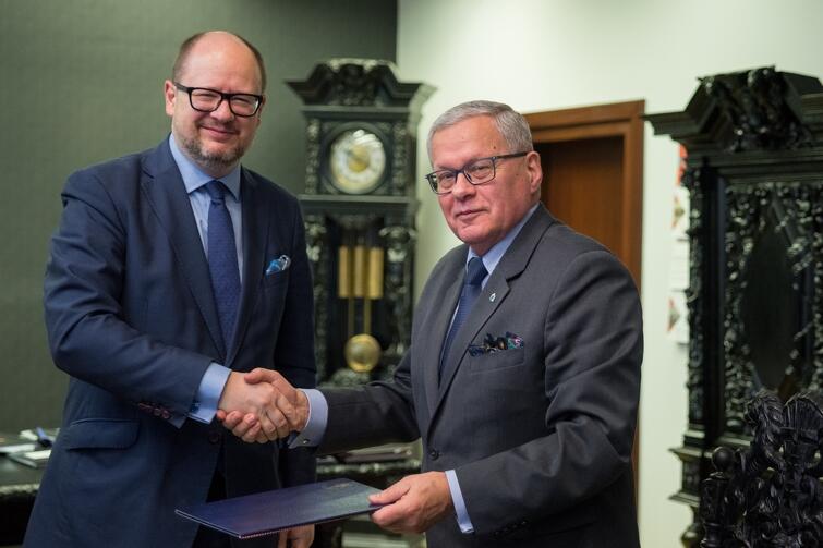 Umowa została podpisana w czwartek, 11 stycznia, 2018 r. Nz. Prezydent Gdańska Paweł Adamowicz i Wiesław Piotrzkowski - Dyrektor Urzędu Morskiego w Gdyni