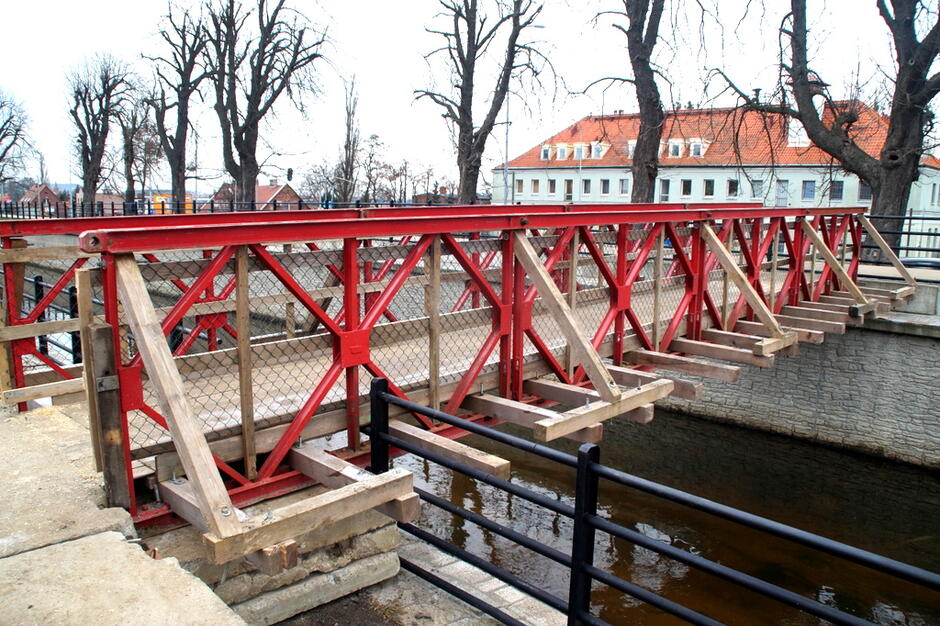 Tymczasowa drewniana kładka dla pieszych i rowerzystów została już zamontowana nad kanałem Raduni