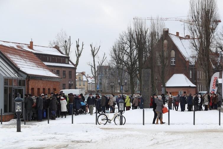Kilkadziesiąt osób stanęło w czwartek, 18 stycznia, 2018 r. przed budynkiem kas Filharmonii Bałtyckiej na Ołowiance