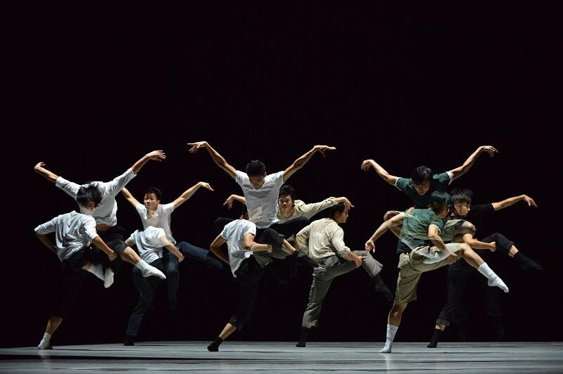 'Mieszkaniec Pekinu' to pierwsza etiuda w ramach spektaklu Youth Dance Company. Choreografia powstała w oparciu o sztukę autorstwa wybitnego dramaturga Cao Yu, zwanego chińskim Szekspirem