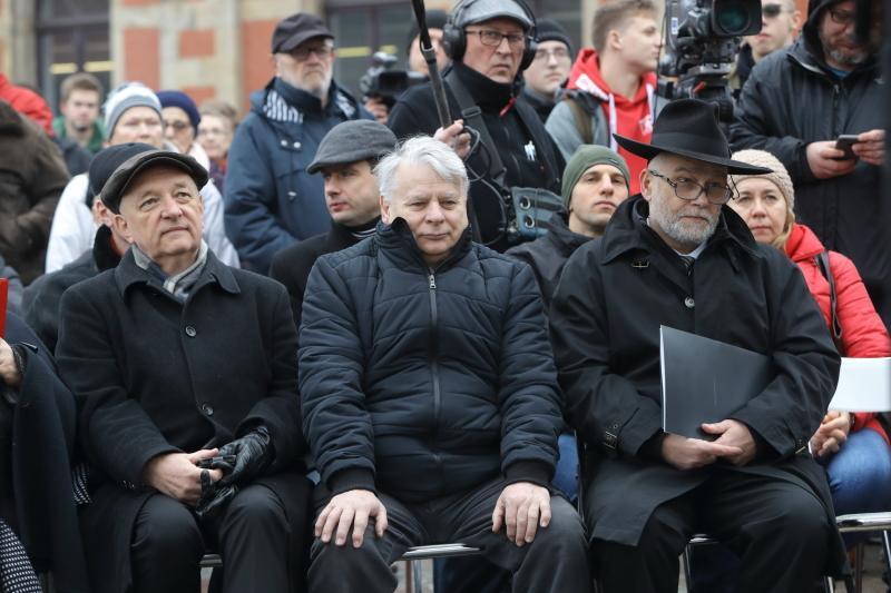 Nz. (od lewej) senator Antoni Szymański (PiS), Bogdan Borusewicz, wicemarszałek Senatu RP (PO) i Michał Samet, przewodniczący Gminy Wyznaniowej Żydowskiej w Gdańsku