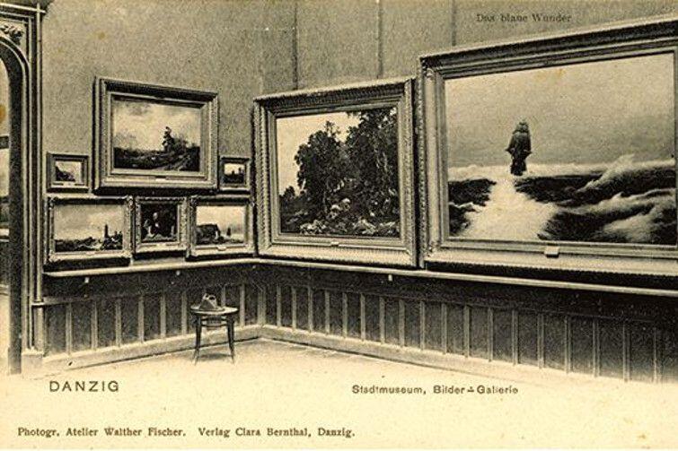 Kartka pocztowa z początku XX wieku z przedstawieniem galerii malarstwa w Muzeum Miejskim