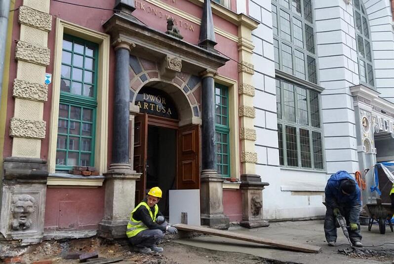 Remont Sieni Domu Ekonomistów, czyli wejścia do Dworu Artusa w Gdańsku, potrwa do końca czerwca 2018 r.