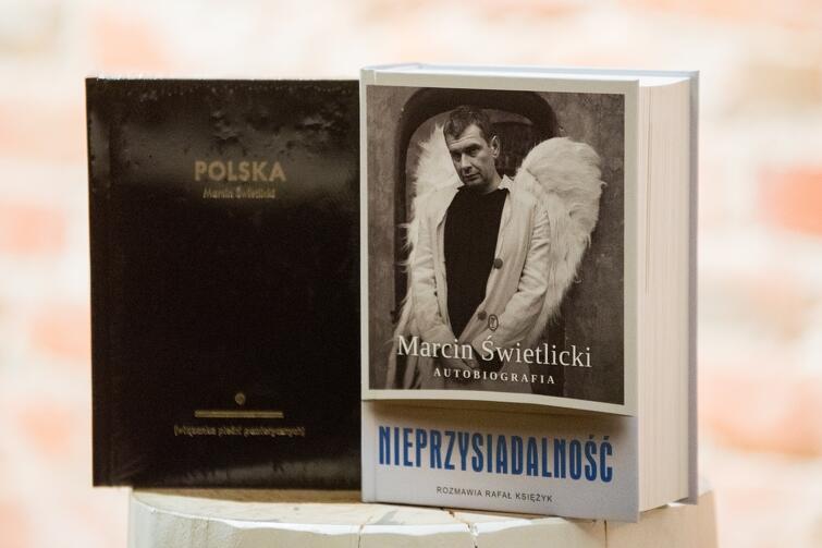 Autobiografia 'Nieprzysiadalność' i najnowszy zbiór wierszy Marcina Świetlickiego 'Polska. Wiązanka pieśni patriotycznych'