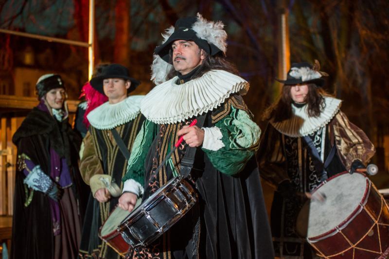 Muzyka z głośników i werble nadały uroczystości podniosły ton, a artyści w strojach z epoki pozwolili publiczności poczuć się jak w XVII-wiecznym Gdańsku