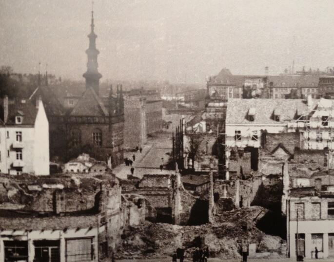 Widok na ulicę Korzenną, lata 50. XX w.; w głębi po prawej stały domy Heweliusza