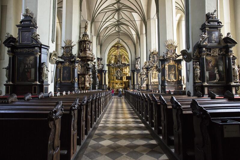 Wnętrze kościoła św. Mikołaja w Gdańsku. Przyjrzyj się dobrze wykorzystanemu we wnętrzu kamieniowi...