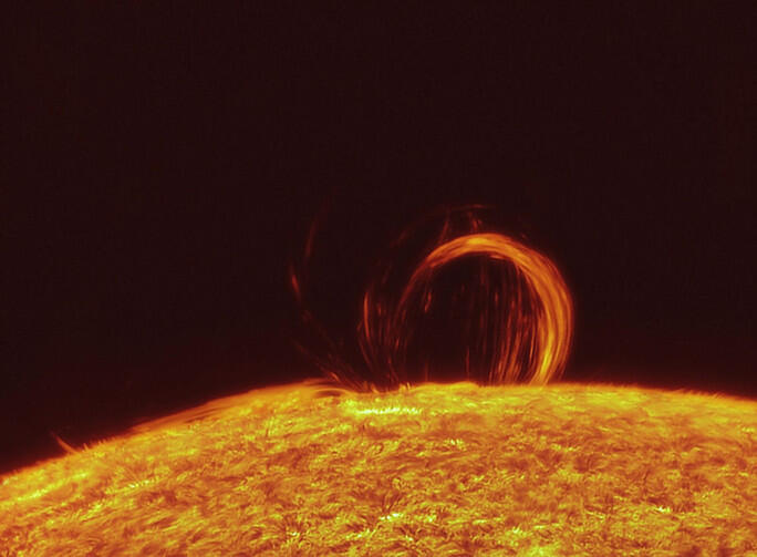 Solar Loop: sloneczna pętla, czyli protuberancja- jasna struktura widoczna ponad brzegiem tarczy słonecznej, składająca się ze stosunkowo gęstej plazmy koronalnej, o niskiej temperaturze (kilku do kilkudziesięciu tysięcy kelwinów)